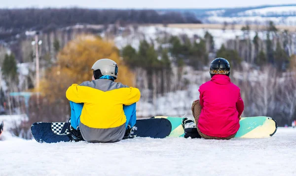 Snowboardziści spoczywający na wzgórzu — Zdjęcie stockowe