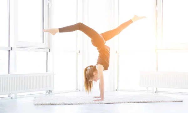 Gymnast girl standing on hands — Stock Photo, Image