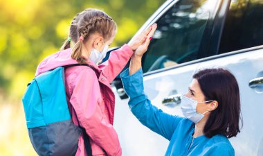 Kızı anneye beşlik çakıyor.