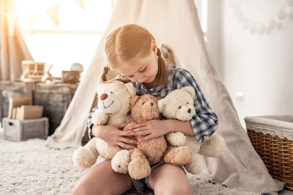 Menina abraçando pelúcia teddies e sorrindo — Fotografia de Stock