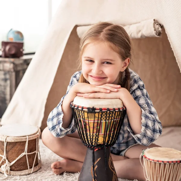 Menina tocando na bateria djembe — Fotografia de Stock