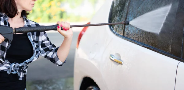 Araba yıkamada basınçlı su kullanmak. — Stok fotoğraf