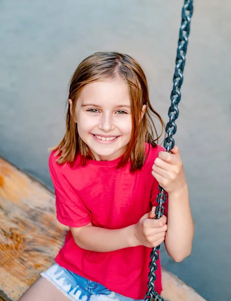 Χαμογελαστό κοριτσάκι στην κούνια του πάρκου — Φωτογραφία Αρχείου