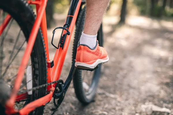 Pierna en zapatilla de deporte sobre pedal de bicicleta — Foto de Stock