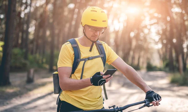 Rowerzysta korzystający z nawigatora GPS na smartfonie — Zdjęcie stockowe