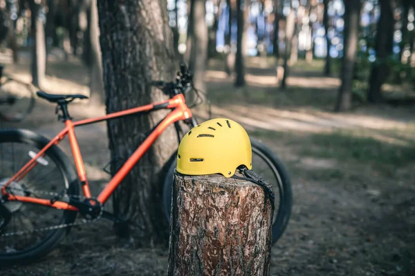 Capacete de bicicleta no toco na floresta — Fotografia de Stock