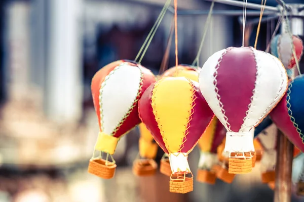 Handgemaakte souvenirs in de vorm van ballonnen — Stockfoto