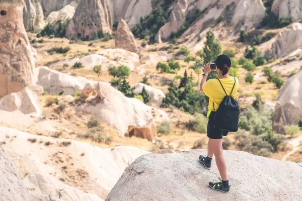 Mujer fotografiando paisaje en Capadocia, Turquía —  Fotos de Stock