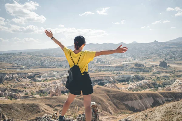 Woman standing on mountain top in Cappadocia — Stock Photo, Image