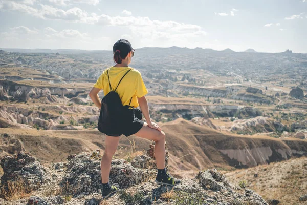 Tourist standing on hill top in Cappadocia, Turkey — Stock Photo, Image