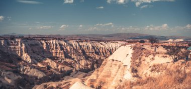 Kapadokya 'daki kanyonun güneş ışığı altındaki panoramik manzarası, Türkiye