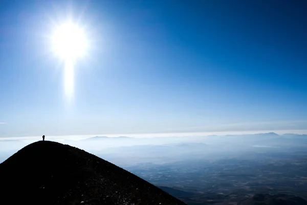 Silhouette Escursionista Sulla Cima Della Montagna Cielo Limpido Sfondo Sole — Foto Stock