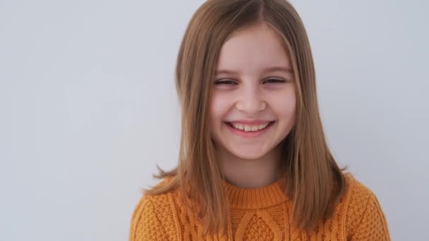 Retrato de uma menina sorridente — Vídeo de Stock