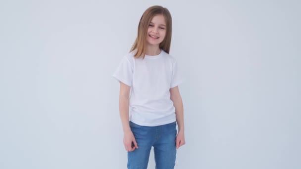 Sorrindo menina em roupas casuais — Vídeo de Stock