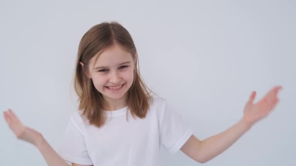 Bonito menina brincando, Fechando o rosto por mãos — Vídeo de Stock