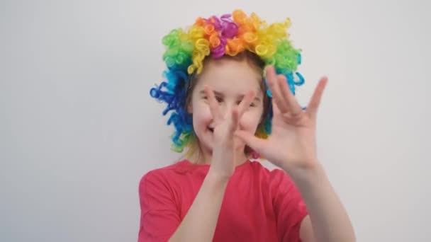 Lycklig liten flicka i färgglada peruk retas — Stockvideo