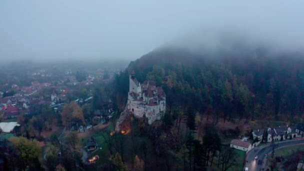 Вид с воздуха на замок Бран — стоковое видео
