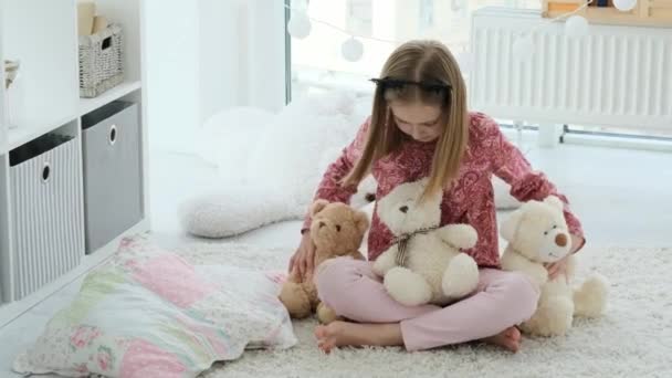 Kleines Mädchen umarmt sich mit Teddybären — Stockvideo
