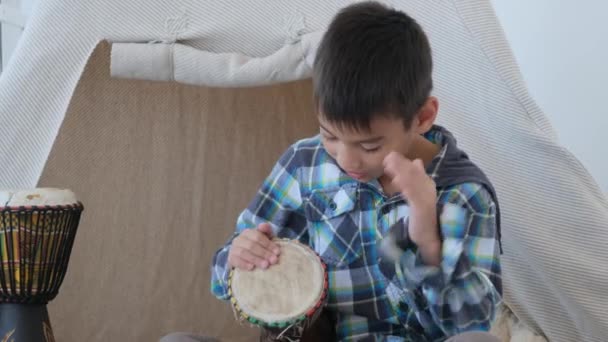 Jongen kind spelen op traditionele Afrikaanse drums — Stockvideo