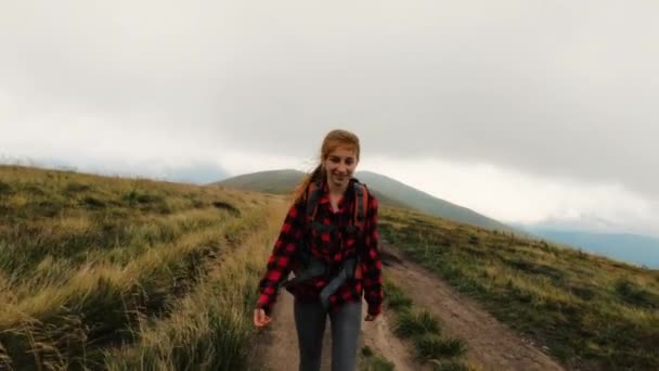 Joven turista en el sendero en las montañas — Vídeos de Stock