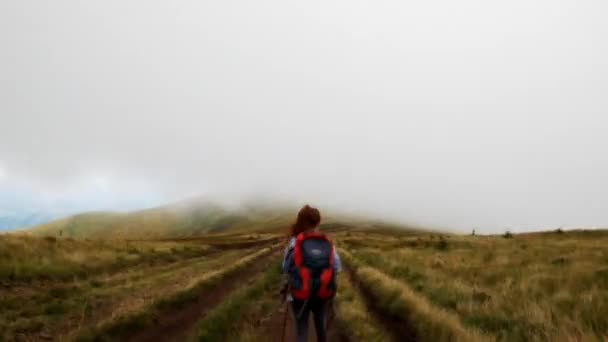 Ragazza con zaino trekking montagne — Video Stock