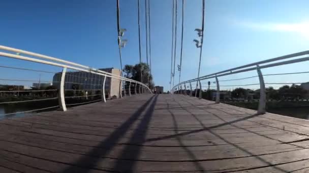 Cruzando el puente en el parque Strelka — Vídeos de Stock
