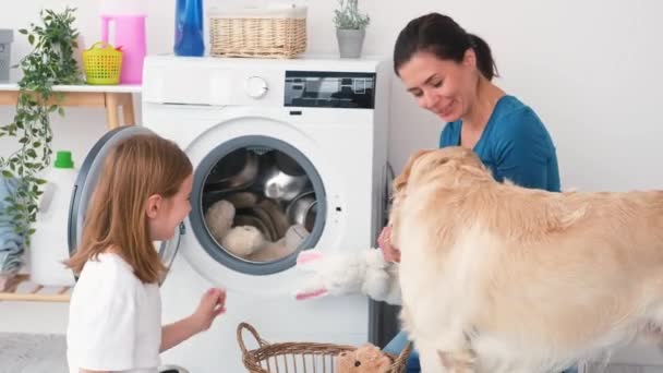 Mãe com filha e cão de lavagem de carga — Vídeo de Stock