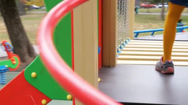 Niña jugando en el parque infantil — Vídeo de stock