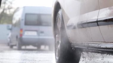 Araba yıkarken dipten su damlıyor.
