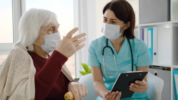 Yaşlı kadın terapistle sağlık sorunlarını tartışıyor. — Stok video