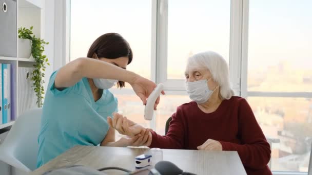 Dokter mengukur suhu pasien lanjut usia — Stok Video