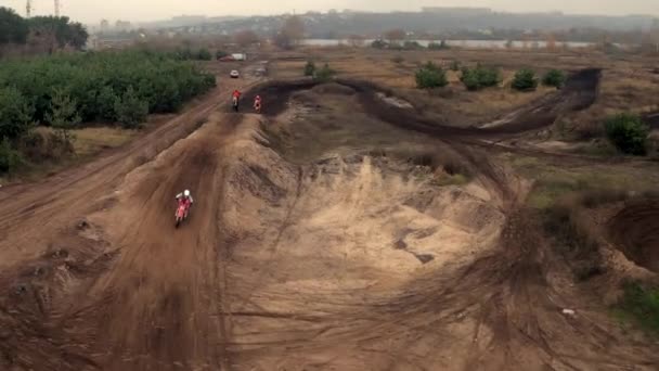 Motocross spår med cyklister rider längs — Stockvideo