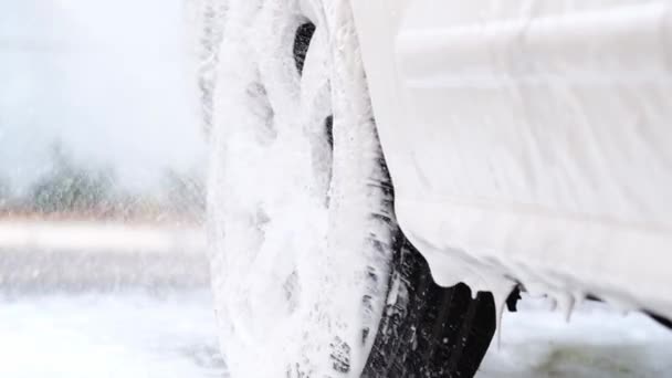 Spruzzare schiuma detergente sulla ruota dell'auto — Video Stock
