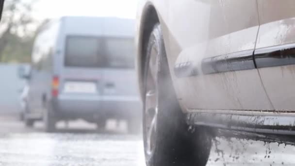 Araba yıkarken dipten su damlıyor. — Stok video