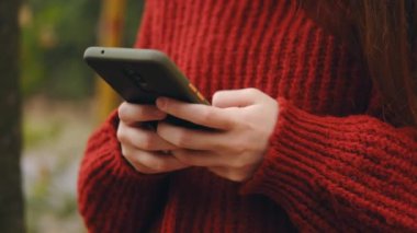 Sohbet sırasında akıllı telefon kızların elinde.