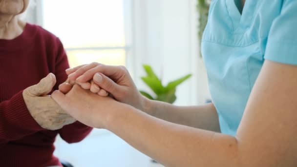 Caregiver memegang tangan wanita tua — Stok Video