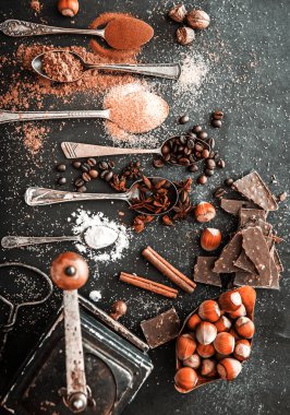 Tatlı baharatlar ve çikolatalar masada.