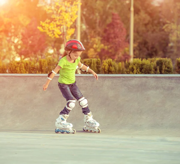 Klein meisje op rolschaatsen — Stockfoto