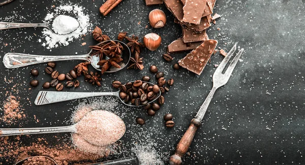 Los ingredientes dulces y el chocolate en la mesa — Foto de Stock