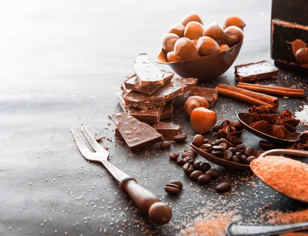 Chocolate en una mesa negra — Foto de Stock