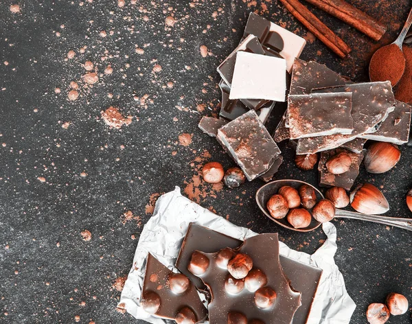 Chocolate y especias en mesa negra — Foto de Stock