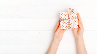 Elinde küçük bir hediyeyle küçük bir kız