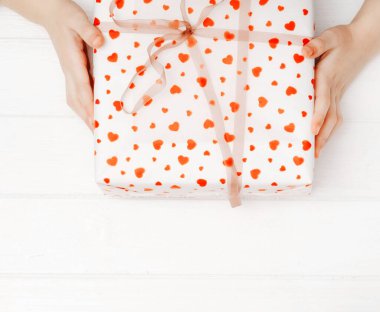 Çocukların elleri hediye kutusunu tutuyor.