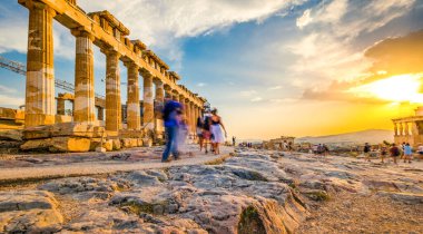 Parthenon harabelerinde yürüyen insanlar, hareket bulanıklığı