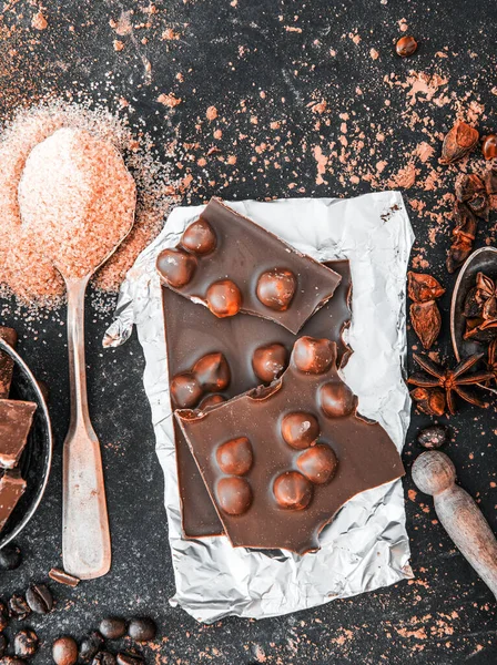 Chocolate con nueces y especias en una mesa — Foto de Stock