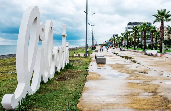 Listy instalacyjne Liberte na plaży w Batumi — Zdjęcie stockowe