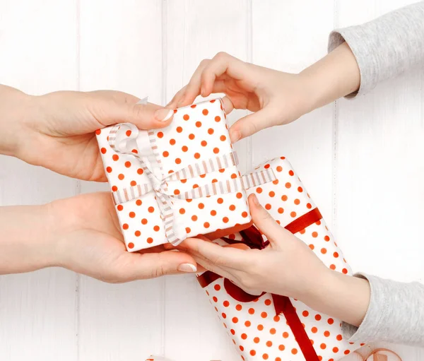 Mère et fille faisant des cadeaux — Photo