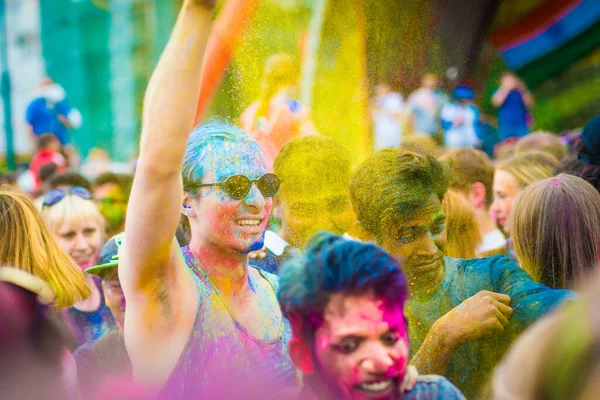 Fiesta del color Holi celebrando — Foto de Stock