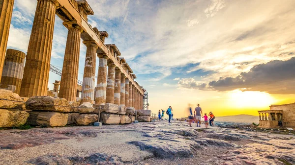 Lidé procházející se po troskách Parthenonu, rozmazaný pohyb — Stock fotografie