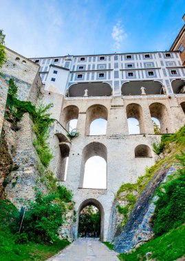 Cesky Krumlov 'un yeşil tepelerinde antik büyük bir duvar